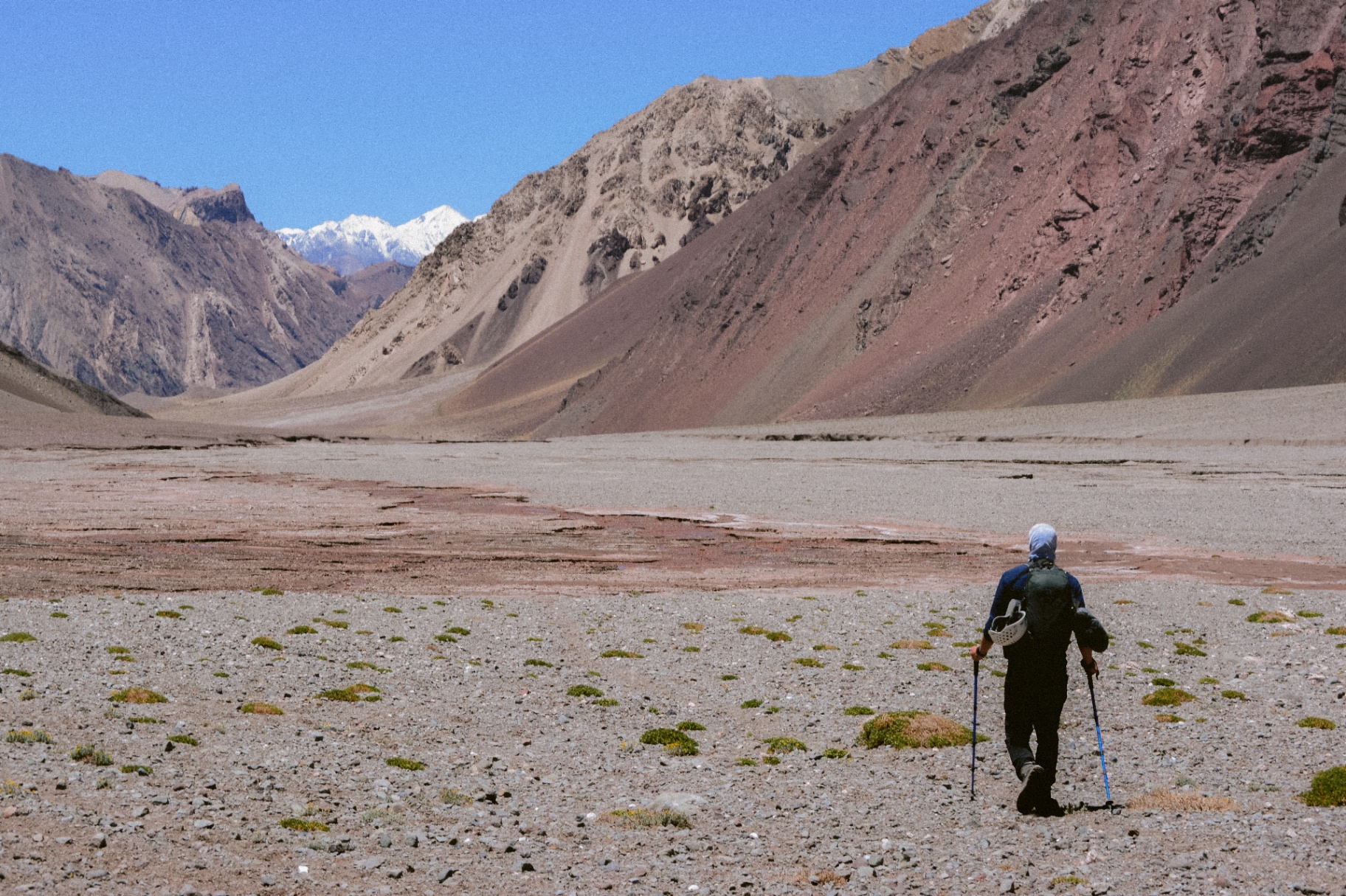 Marcheur solitaire dans la vallée de Vacas, Aconcagua